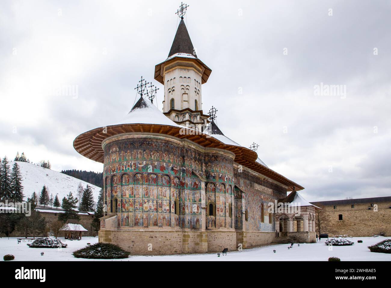 Il bellissimo monastero di Sucevita dalla contea di Suceava in Romania in una giornata invernale innevata Foto Stock