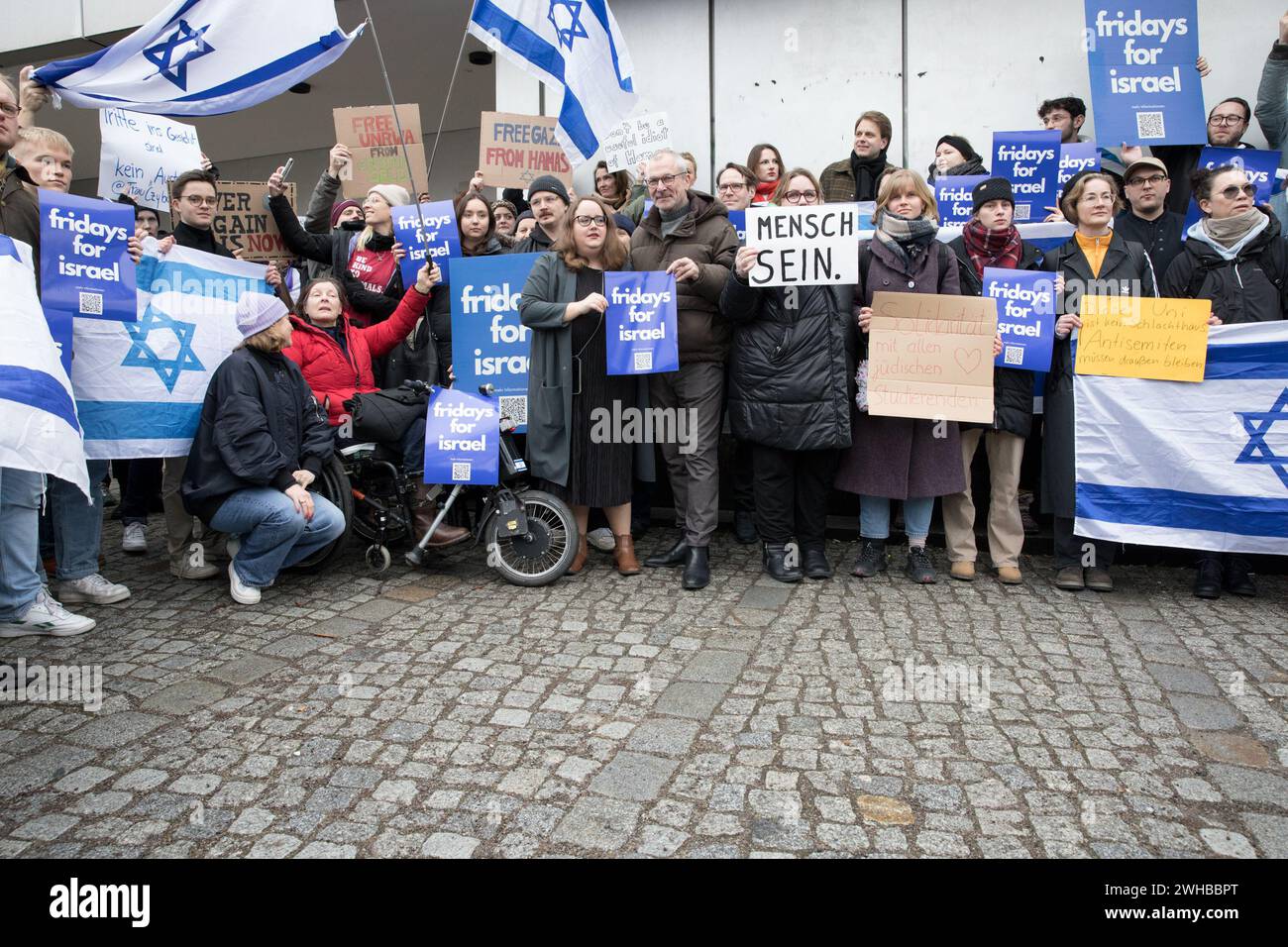 In una dimostrazione di solidarietà e in un appello all'azione contro l'antisemitismo, studenti e politici, tra cui figure di spicco come Ricarda Lang e Volker Beck, si sono riuniti presso la libera Università di Berlino (fu Berlin) il 9 febbraio 2024. L'incontro fu una risposta toccante a un recente attacco antisemita contro uno studente ebreo. Questo incidente ha riacceso le discussioni sulla sicurezza degli studenti ebrei nei campus tedeschi e sulla più ampia questione dell'antisemitismo nel mondo accademico. La protesta è stata visivamente sorprendente, con studenti ebrei che reggono cartelli che riportano messaggi come "mai più, quando?", "p. Foto Stock