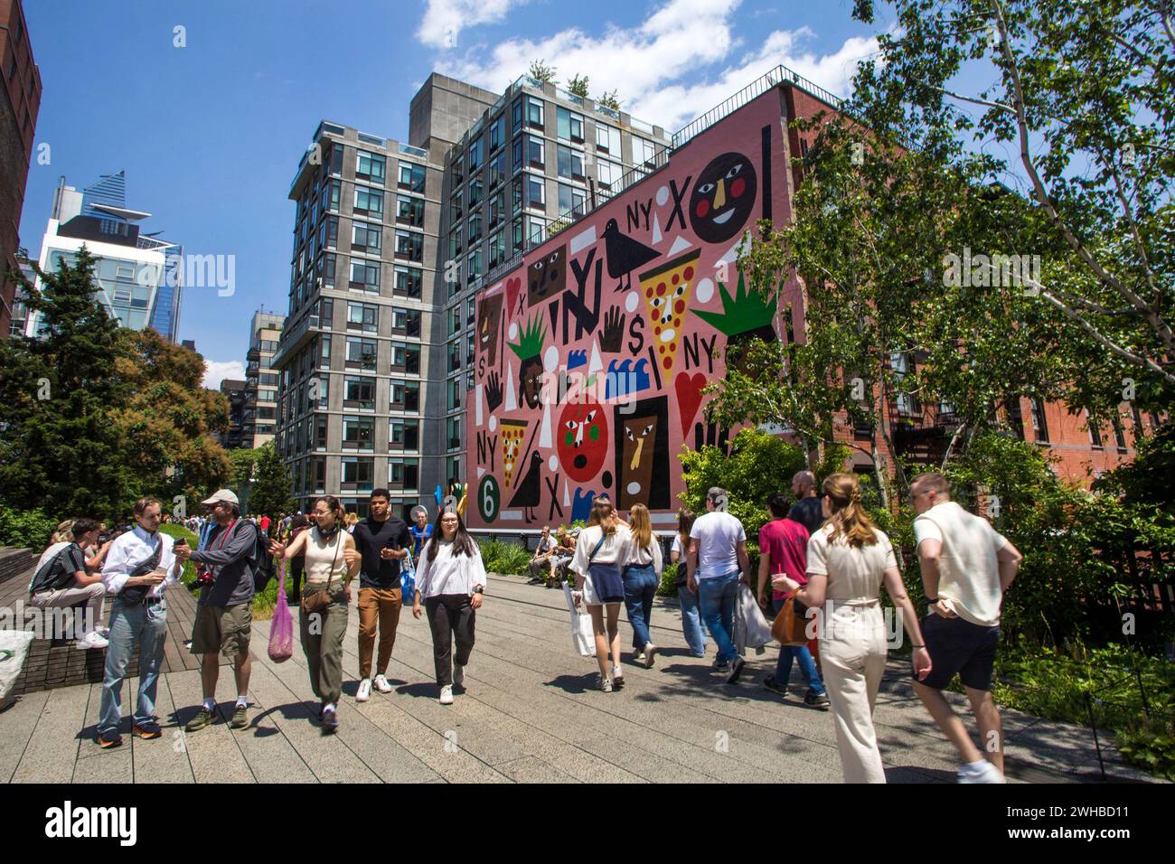 New York City: Turisti che camminano attraverso il parco High Line di Manhattan Foto Stock