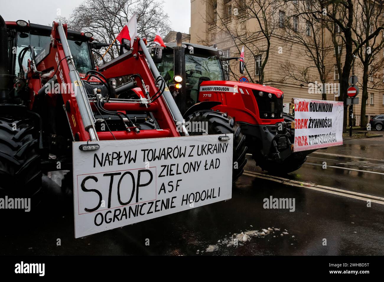 Poznan, Polonia, 9 febbraio 2024. Gli agricoltori della regione della grande Polonia nella Polonia occidentale guidano i loro trattori con striscioni anti il Green Deal mentre bloccano la strada Aleja Niepodleglosci nel centro di Poznań, la capitale della grande Polonia di fronte all'Ufficio Marshal durante lo sciopero degli agricoltori a livello nazionale. La protesta in Polonia fa parte della protesta degli agricoltori europei contro i regolamenti del Green Deal dell'UE. Gli agricoltori polacchi chiedono inoltre una modifica dell'accordo UE con l'Ucraina in merito all'importazione di prodotti agricoli nell'UE. La protesta a Poznań, la capitale della grande Polonia, Foto Stock