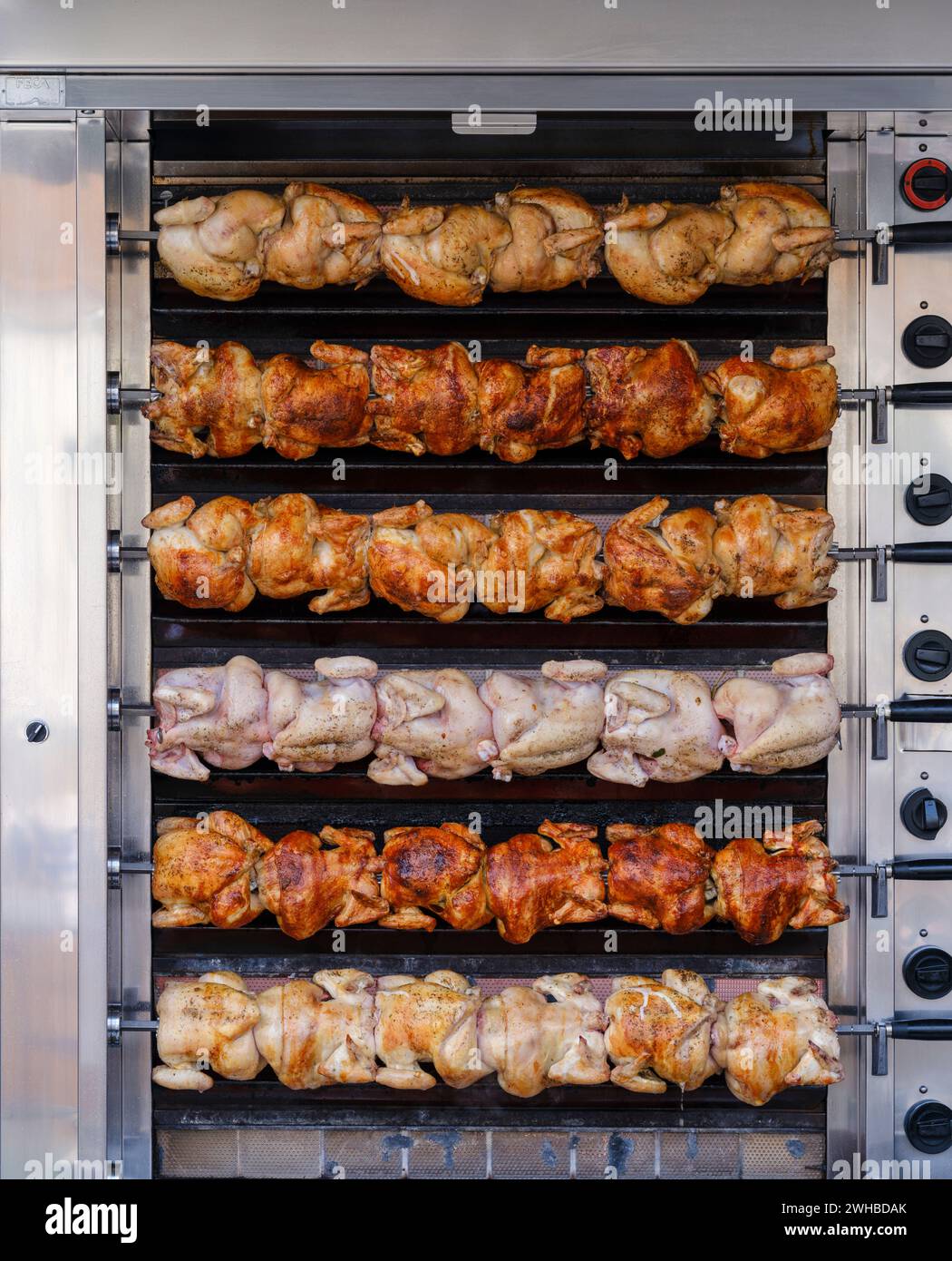 San Miguel de Salinas - un forno pieno di polli a tostatura lenta presso il popolare mercato di strada di San Miguel de Salinas, Alicante, Spagna. La marea settimanale Foto Stock
