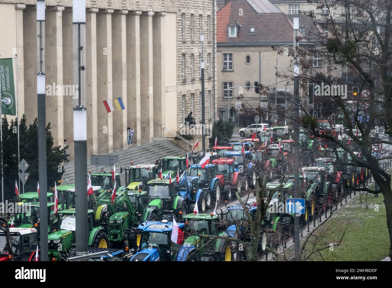 Poznan, Polonia, 9 febbraio 2024. Gli agricoltori della regione della grande Polonia nella Polonia occidentale guidano i loro trattori mentre bloccano la strada Aleja Niepodleglosci nel centro di Poznań, la capitale della grande Polonia durante lo sciopero degli agricoltori a livello nazionale. La protesta in Polonia fa parte della protesta degli agricoltori europei contro i regolamenti del Green Deal dell'UE. Gli agricoltori polacchi chiedono inoltre una modifica dell'accordo UE con l'Ucraina in merito all'importazione di prodotti agricoli nell'UE. La protesta a Poznań, la capitale della grande Polonia, fu organizzata da Rola Wielkopolska e raccolse oltre un migliaio di trac Foto Stock