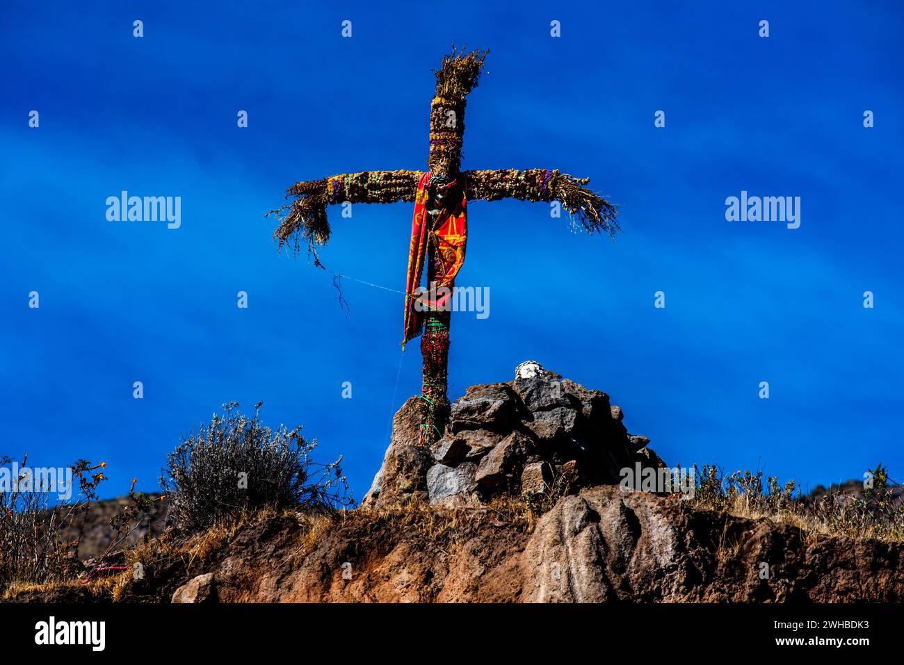 Croce votiva su roccia negli altopiani peruviani di Arequipa vicino al Canyon del Colca in Perù Foto Stock