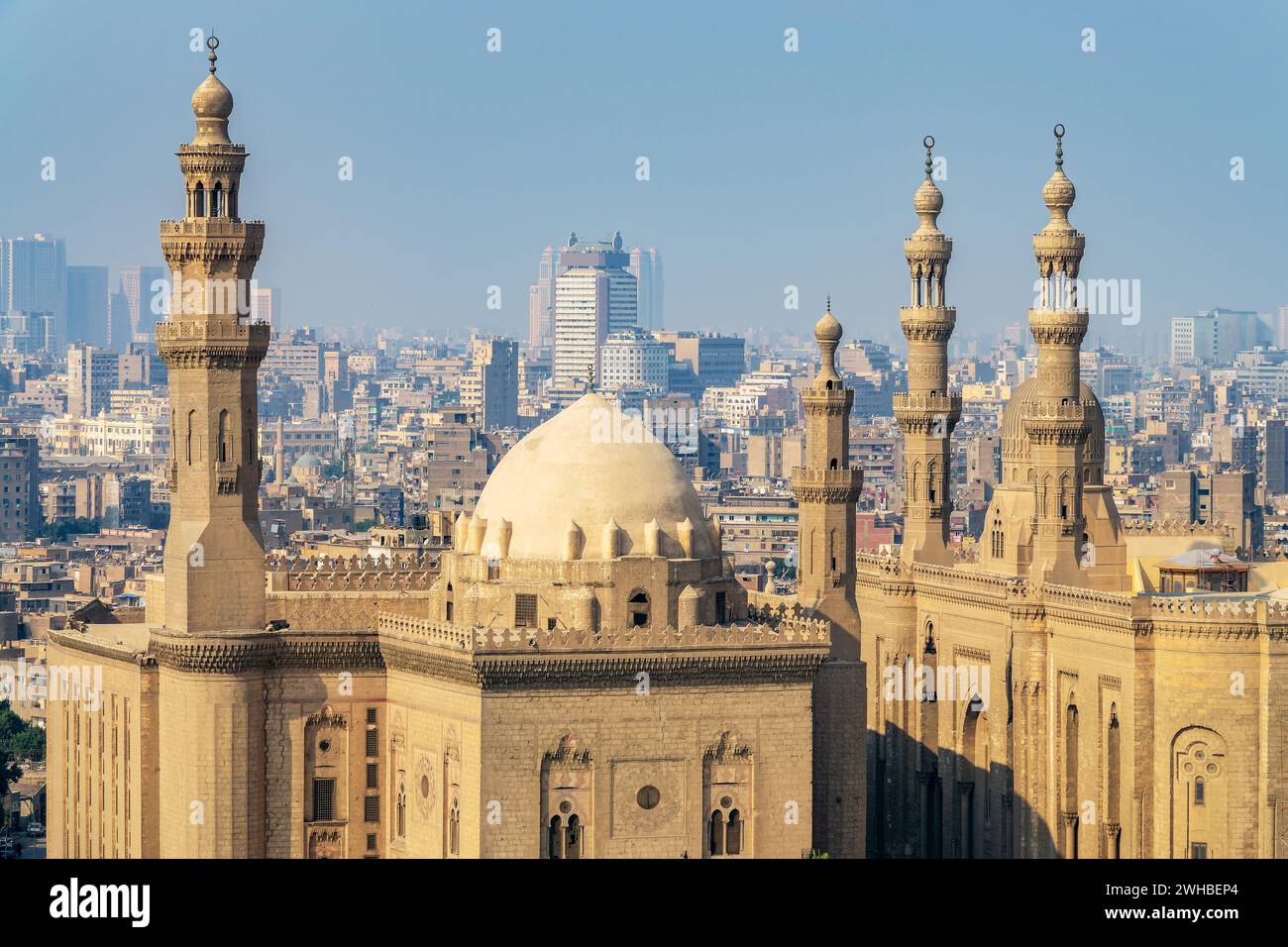 Vista aerea del Cairo con moschea Sultan Hassan dalla cittadella di Saladino al Cairo, Egitto Foto Stock