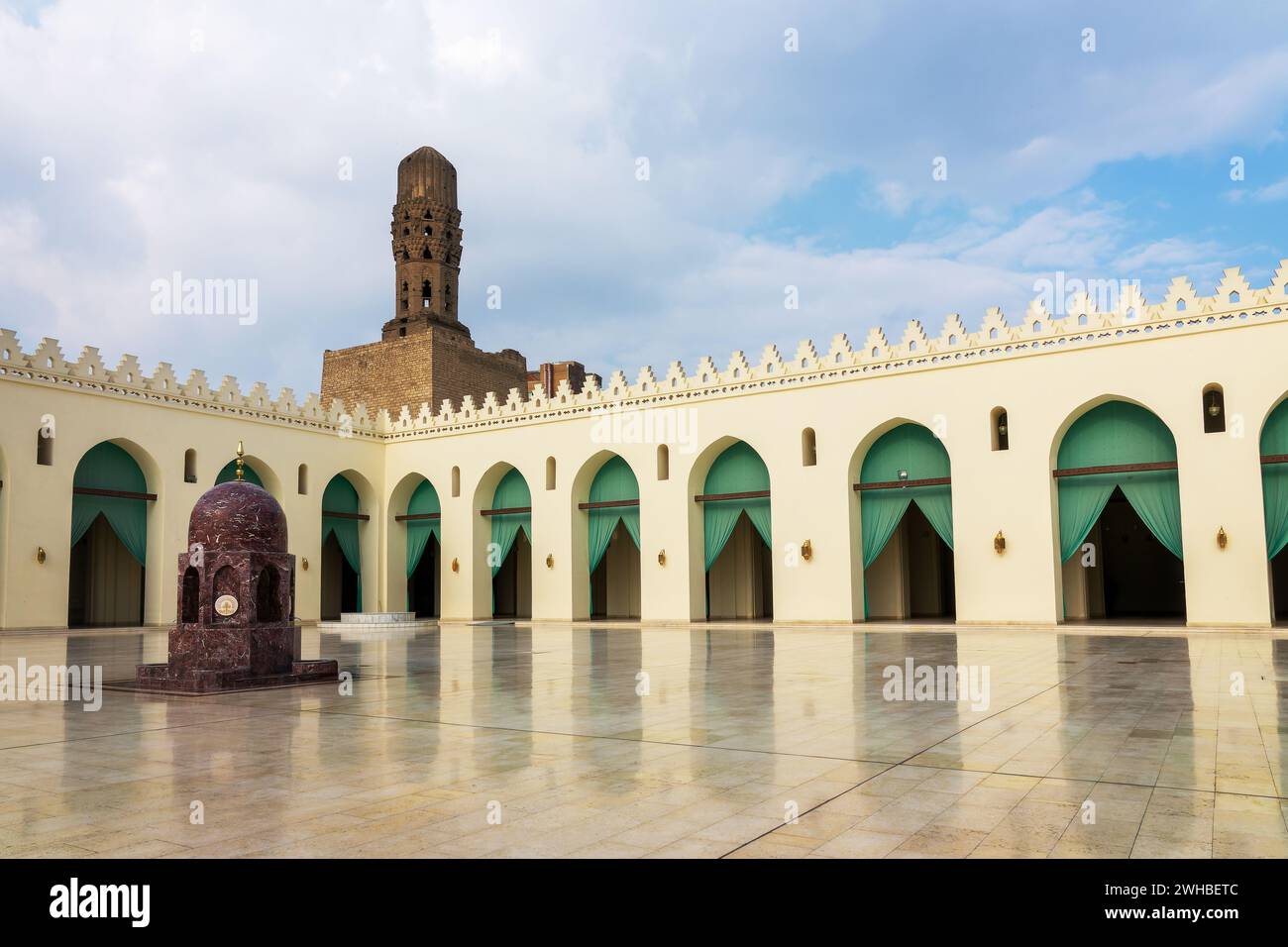 Cortile della moschea al Hakim nella famosa via El Moez, il Cairo vecchio, Egitto Foto Stock