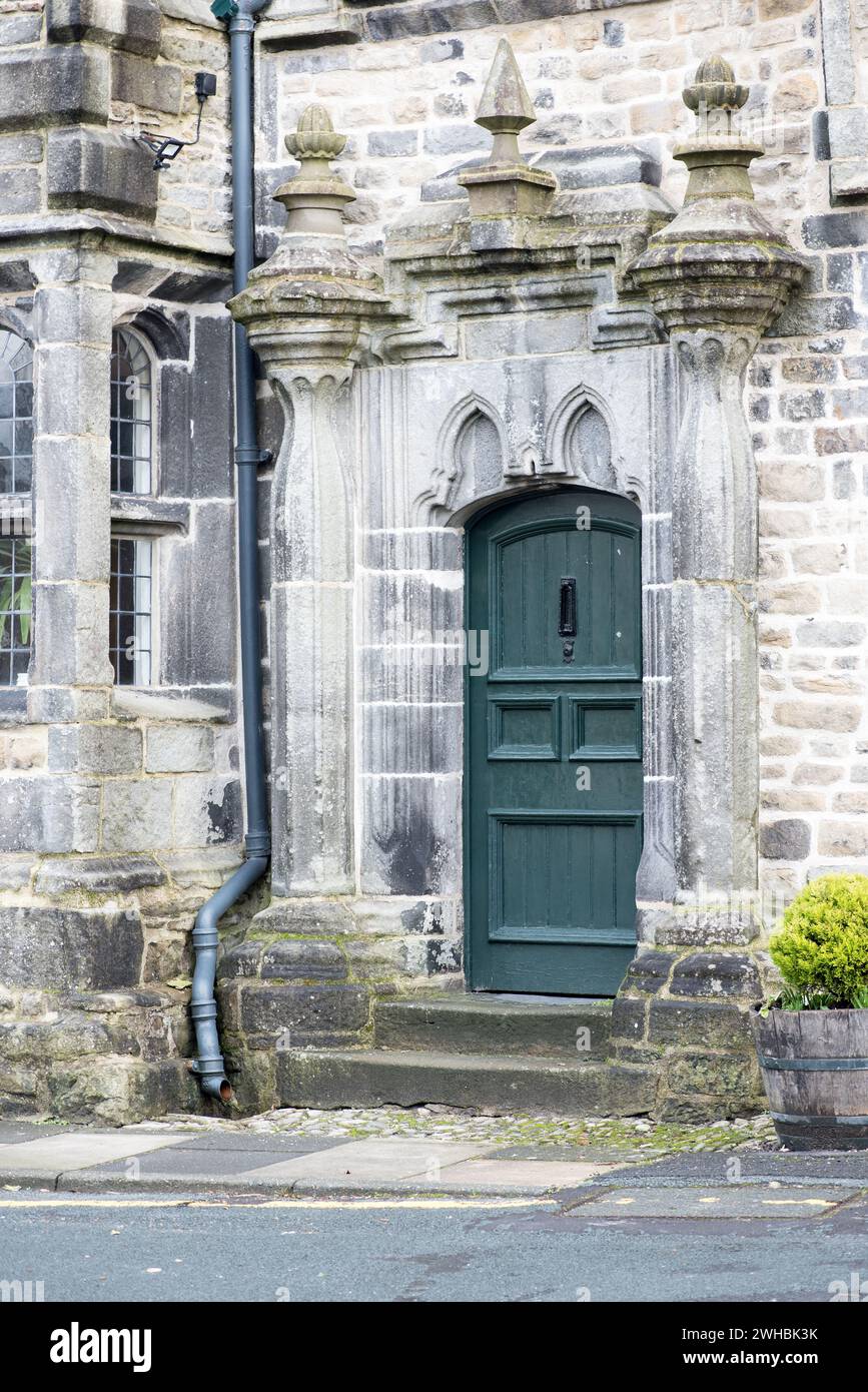 Interessante porta d'ingresso all'edificio classificato di primo livello chiamato "The Folly" in Victoria St, Settle, North Yorkshire. Foto Stock
