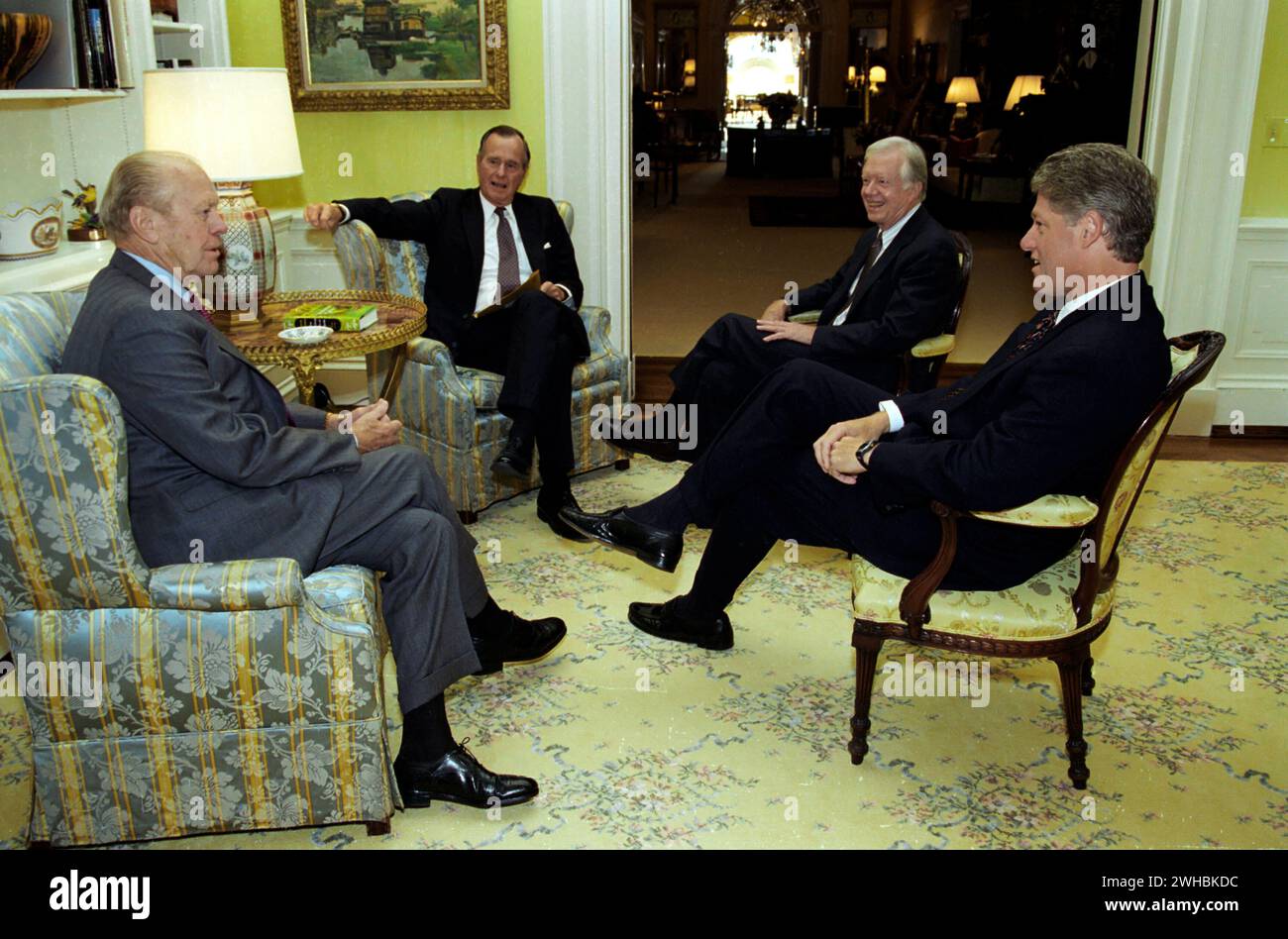 Tre ex presidenti si uniscono al presidente Bill Clinton alla Casa Bianca per un incontro di colazione NAFTA, 14 settembre 1993 - Gerald R. Ford, George H.W. Bush e Jimmy Carter Foto Stock