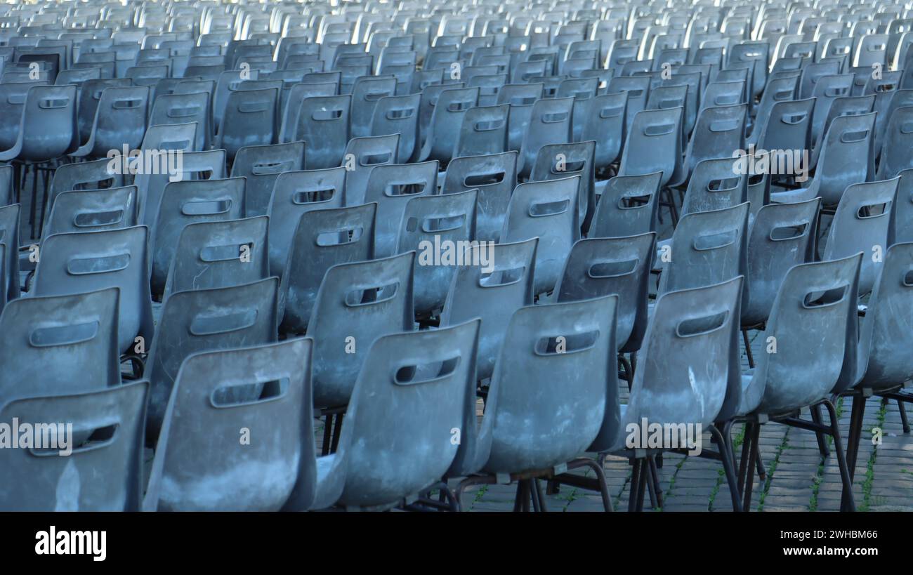 sedie in plastica posizionate simmetricamente per un evento o una celebrazione. folla Foto Stock