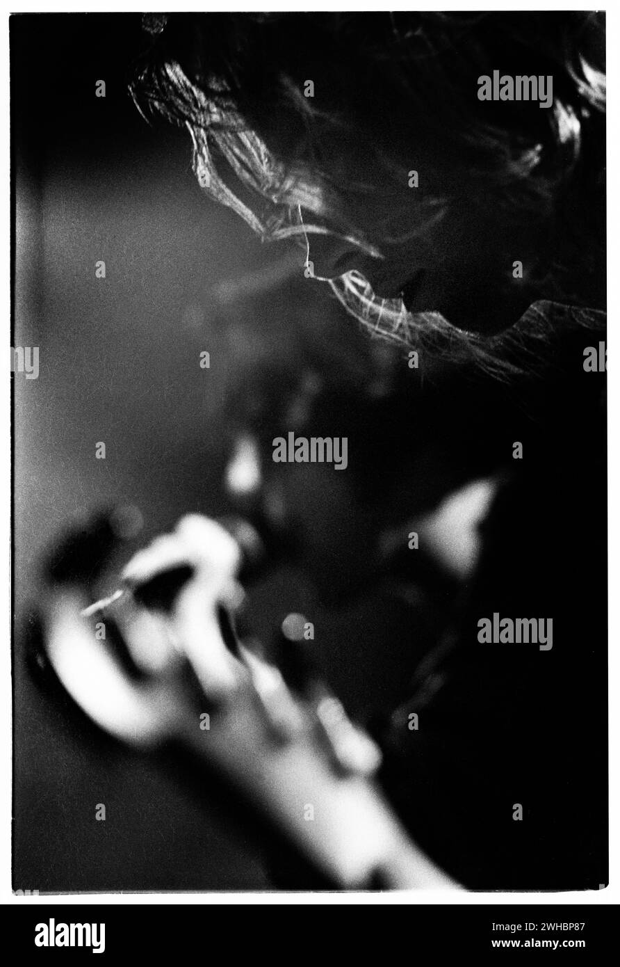 THOUSAND YARD STARE, CONCERTO, 1993: Sean McDonough bassista della rock band Thousand Yard stare che suona al Cardiff University Terminal di Cardiff, Galles, il 31 maggio 1993. Foto: Rob Watkins. INFO: 1000 Yard stare, una band indie rock britannica formata nel 1990, ha portato un suono melodico e guidato dalla chitarra. Con singoli come "Comeuppance" e "Weatherwatching", hanno contribuito alla scena indie degli anni '90. Anche se di breve durata, la loro musica rimane celebrata tra i fan dell'epoca. Foto Stock