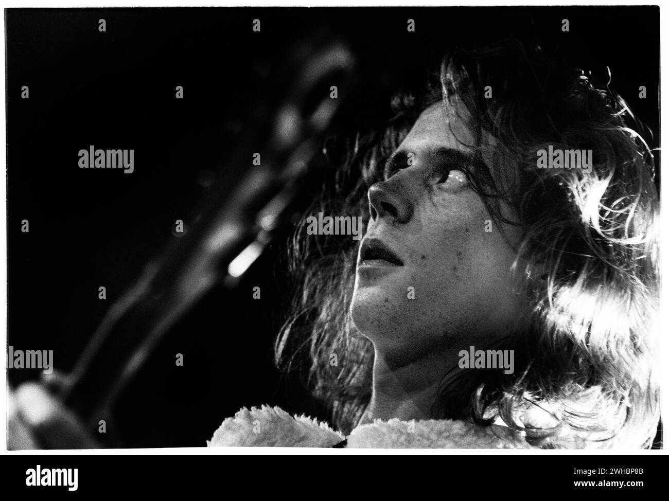 THOUSAND YARD STARE, CONCERTO, 1993: Sean McDonough bassista della rock band Thousand Yard stare che suona al Cardiff University Terminal di Cardiff, Galles, il 31 maggio 1993. Foto: Rob Watkins. INFO: 1000 Yard stare, una band indie rock britannica formata nel 1990, ha portato un suono melodico e guidato dalla chitarra. Con singoli come "Comeuppance" e "Weatherwatching", hanno contribuito alla scena indie degli anni '90. Anche se di breve durata, la loro musica rimane celebrata tra i fan dell'epoca. Foto Stock