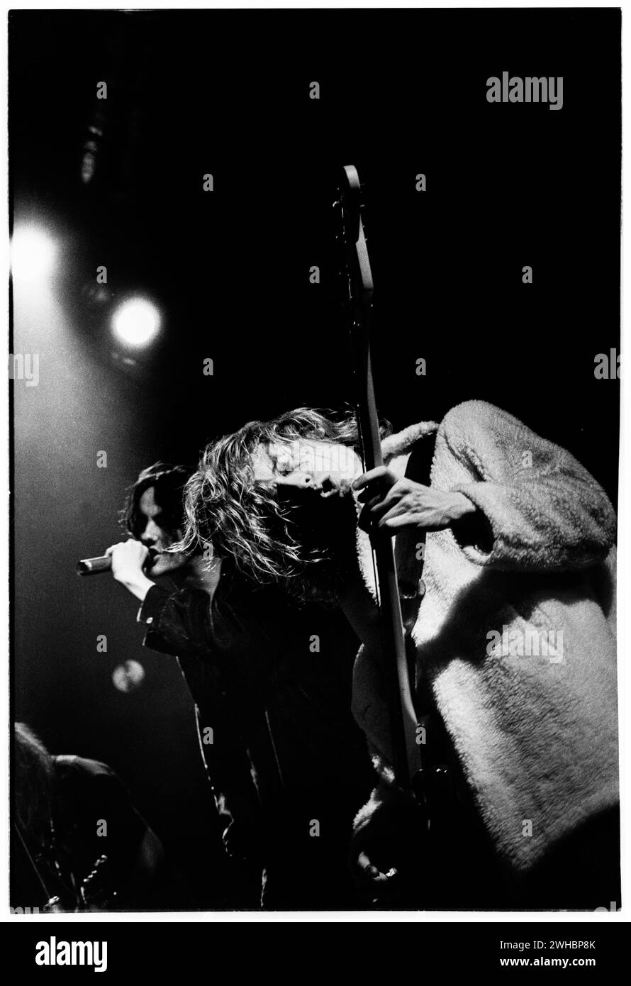 THOUSAND YARD STARE, CONCERTO, 1993: Sean McDonough bassista della rock band Thousand Yard stare che suona al Cardiff University Terminal di Cardiff, Galles, il 31 maggio 1993. Foto: Rob Watkins. INFO: 1000 Yard stare, una band indie rock britannica formata nel 1990, ha portato un suono melodico e guidato dalla chitarra. Con singoli come "Comeuppance" e "Weatherwatching", hanno contribuito alla scena indie degli anni '90. Anche se di breve durata, la loro musica rimane celebrata tra i fan dell'epoca. Foto Stock