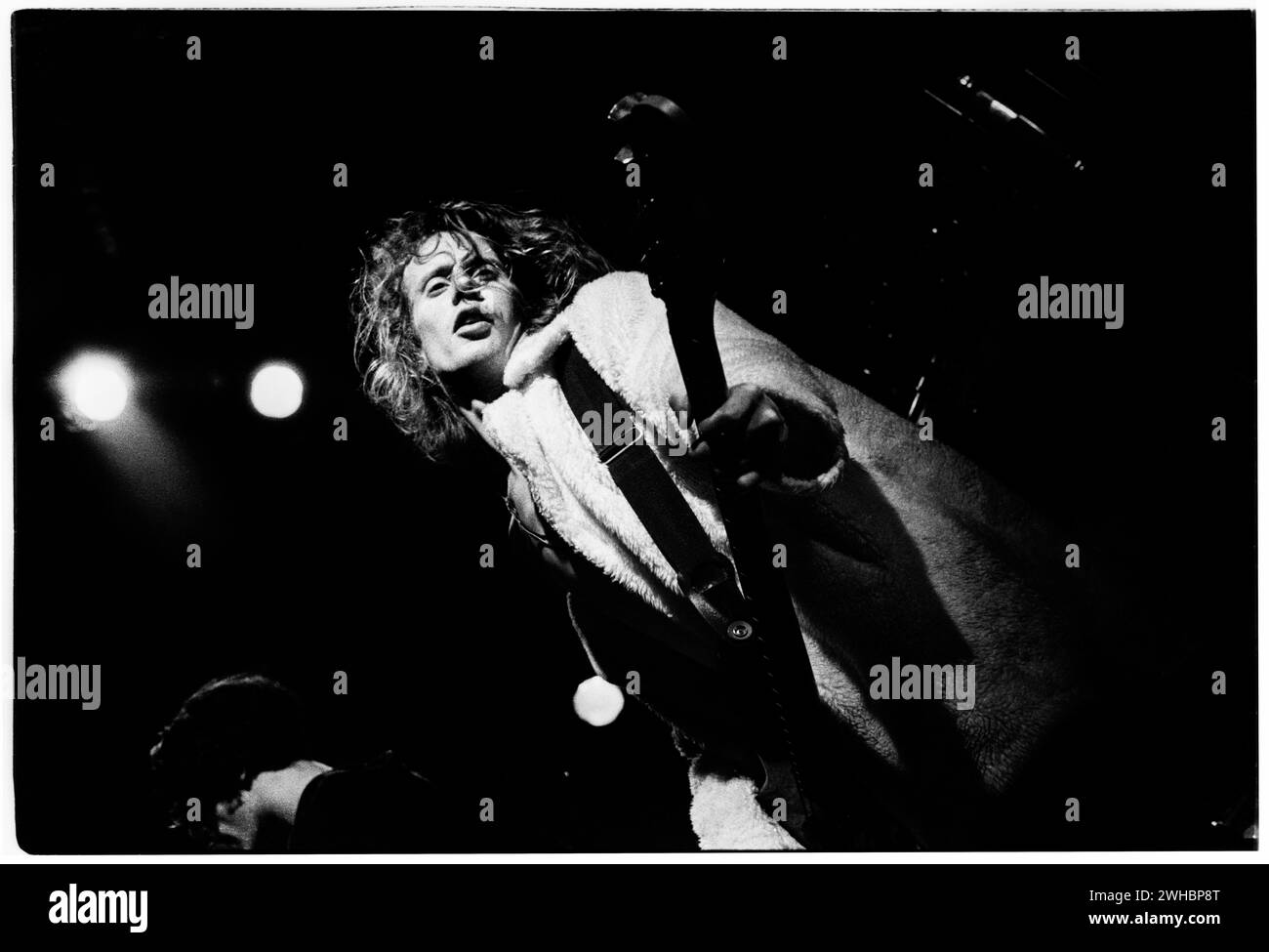 THOUSAND YARD STARE, CONCERTO, 1993: Sean McDonough bassista della rock band Thousand Yard stare che suona al Cardiff University Terminal di Cardiff, Galles, il 31 maggio 1993. Foto: Rob Watkins. INFO: 1000 Yard stare, una band indie rock britannica formata nel 1990, ha portato un suono melodico e guidato dalla chitarra. Con singoli come "Comeuppance" e "Weatherwatching", hanno contribuito alla scena indie degli anni '90. Anche se di breve durata, la loro musica rimane celebrata tra i fan dell'epoca. Foto Stock