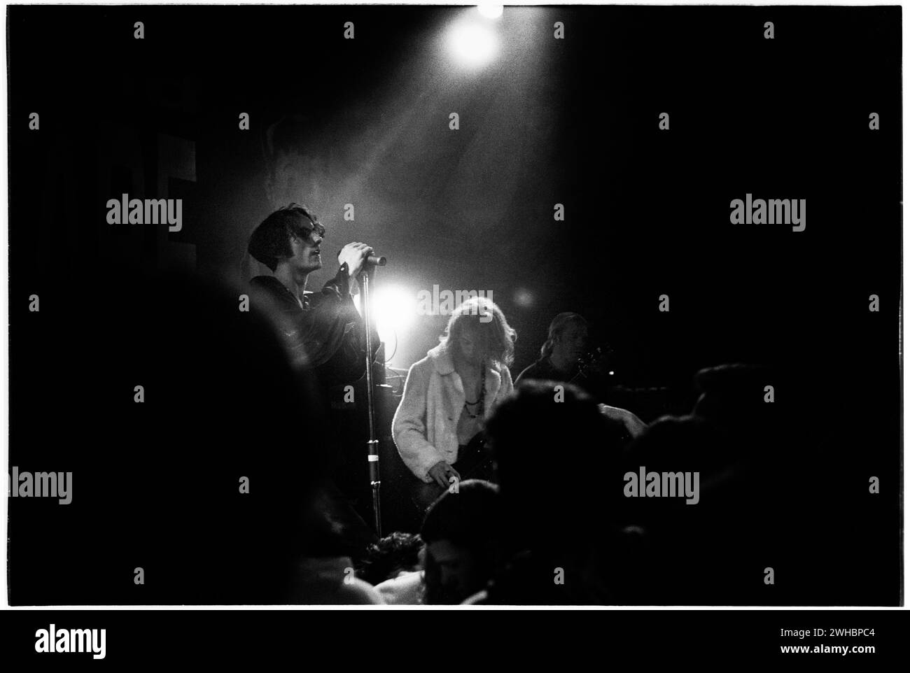 THOUSAND YARD STARE, CONCERTO, 1993: Stephen Barnes cantante della rock band Thousand Yard stare suona al Cardiff University Terminal di Cardiff, Galles, il 31 maggio 1993. Foto: Rob Watkins. INFO: 1000 Yard stare, una band indie rock britannica formata nel 1990, ha portato un suono melodico e guidato dalla chitarra. Con singoli come "Comeuppance" e "Weatherwatching", hanno contribuito alla scena indie degli anni '90. Anche se di breve durata, la loro musica rimane celebrata tra i fan dell'epoca. Foto Stock