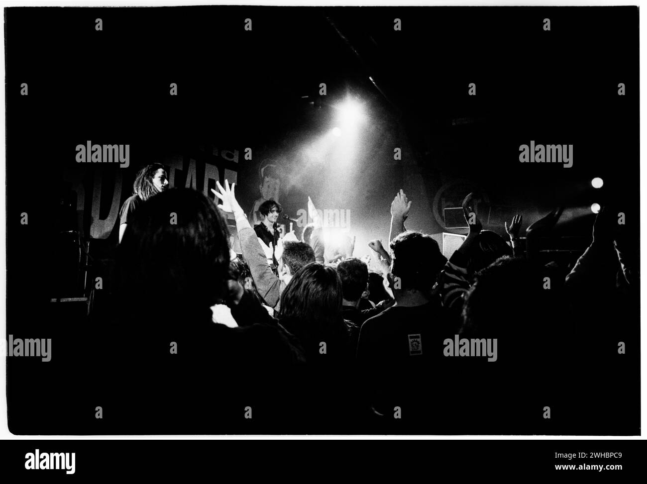 THOUSAND YARD STARE, CONCERTO, 1993: Stephen Barnes cantante della rock band Thousand Yard stare suona al Cardiff University Terminal di Cardiff, Galles, il 31 maggio 1993. Foto: Rob Watkins. INFO: 1000 Yard stare, una band indie rock britannica formata nel 1990, ha portato un suono melodico e guidato dalla chitarra. Con singoli come "Comeuppance" e "Weatherwatching", hanno contribuito alla scena indie degli anni '90. Anche se di breve durata, la loro musica rimane celebrata tra i fan dell'epoca. Foto Stock