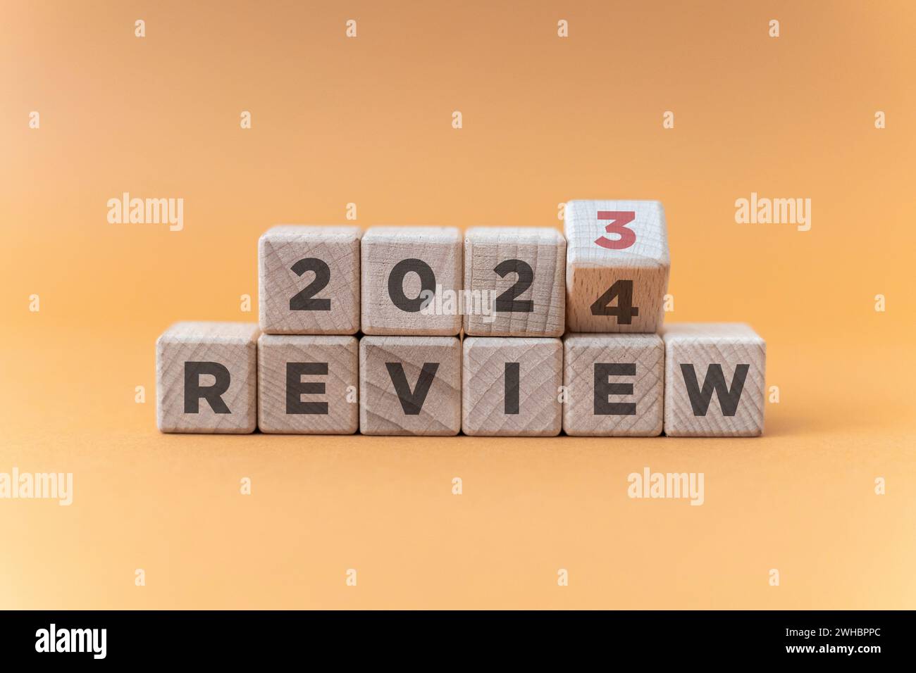 2023 revisione di aziende e clienti per la pianificazione strategica aziendale nel prossimo anno 2024. Capovolgimento da 2023 a 2024 su blocchi di legno. Fine anno bu Foto Stock