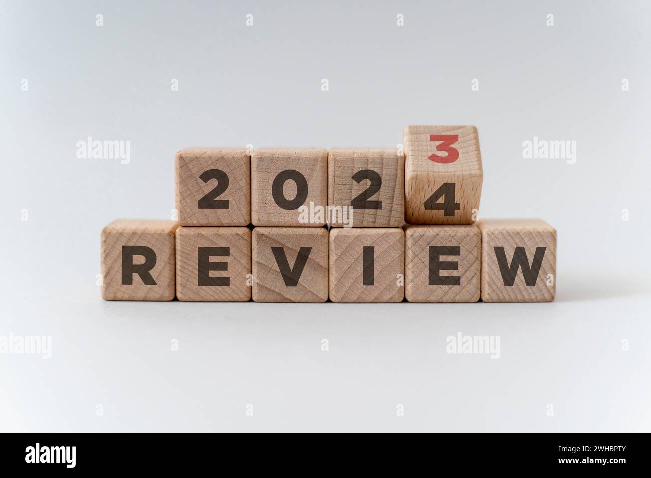 2023 revisione di aziende e clienti per la pianificazione strategica aziendale nel prossimo anno 2024. Capovolgimento da 2023 a 2024 su blocchi di legno. Fine anno bu Foto Stock