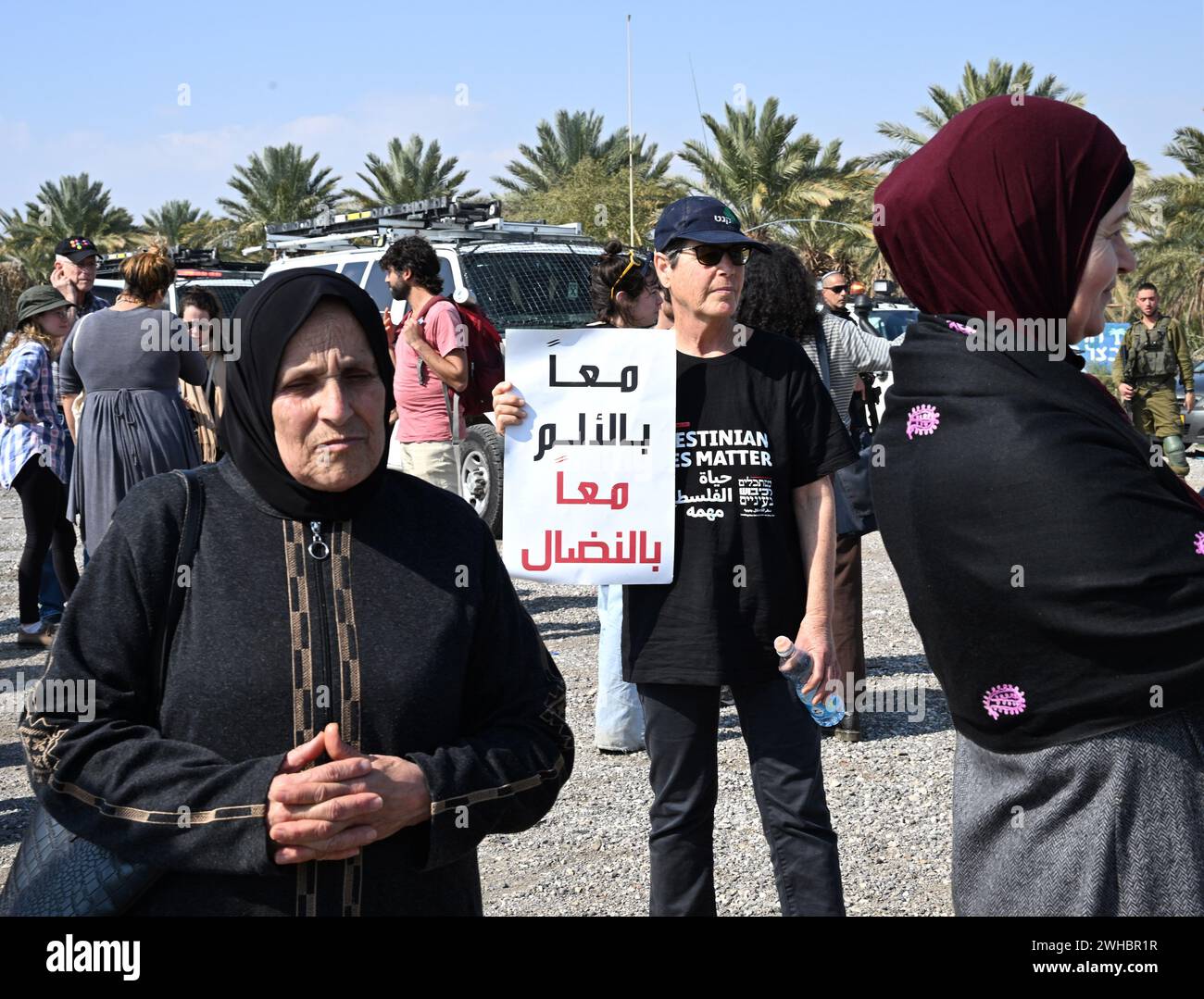 Almog Junction, West Bank. 9 febbraio 2024. Israeliani e palestinesi hanno in mano cartelli e striscioni con messaggi che chiedono il cessate il fuoco e la fine della guerra a Gaza in occasione di una protesta presso l'incrocio di Almog, nella valle sud della Giordania vicino a Gerico, in Cisgiordania, venerdì 9 febbraio 2024. Le forze di sicurezza israeliane hanno arrestato manifestanti e confiscato cartelli, striscioni, tamburi e megafoni che hanno chiuso la manifestazione. Foto di Debbie Hill/ credito: UPI/Alamy Live News Foto Stock