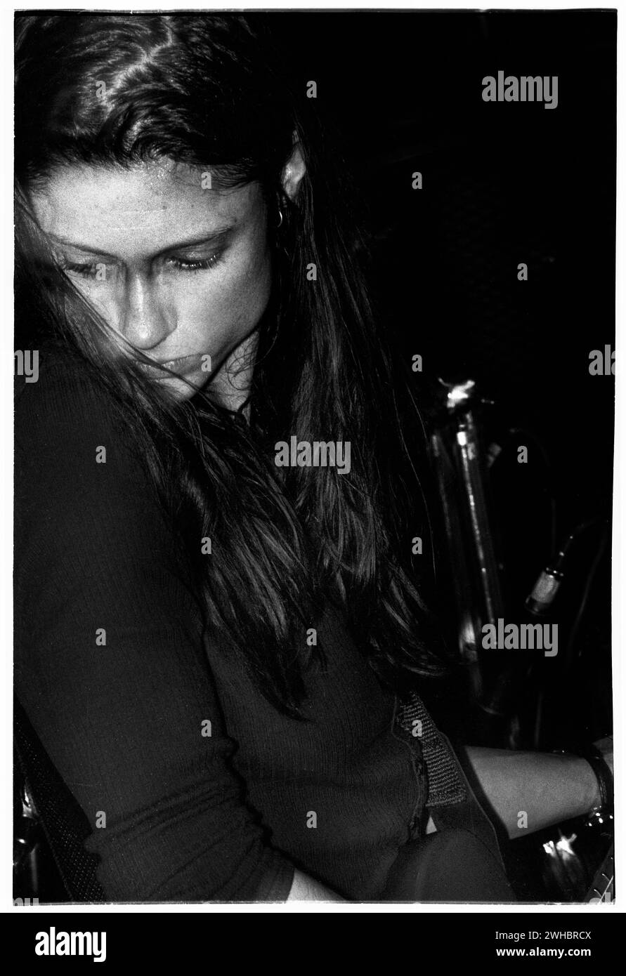 MARY LORSON, MADDER ROSE, NEWPORT, 1994: La cantante Mary Lorson della band indie Madder Rose ai leggendari TJs a Newport, Galles, Regno Unito il 1° febbraio 1994. Foto: Rob Watkins. INFO: Madder Rose, una band alternative rock americana formata nei primi anni '90, ha affascinato gli ascoltatori con il loro suono sognante e guidato dalla chitarra. Album come "Panic On" hanno mostrato la loro sensibilità melodica, lasciando un'impressione sul paesaggio musicale alternativo con le loro composizioni emotive e suggestive. Foto Stock