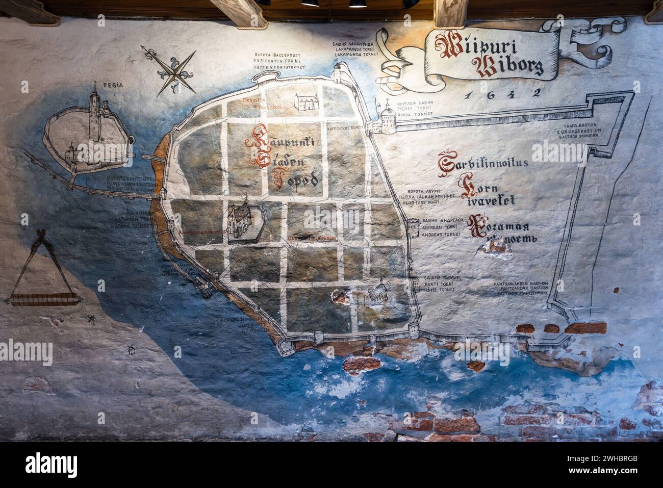 Vyborg, Russia - 18 febbraio 2023: L'antica mappa della città vecchia di Vyborg si trova sul muro sgargiante della torre rotonda Foto Stock
