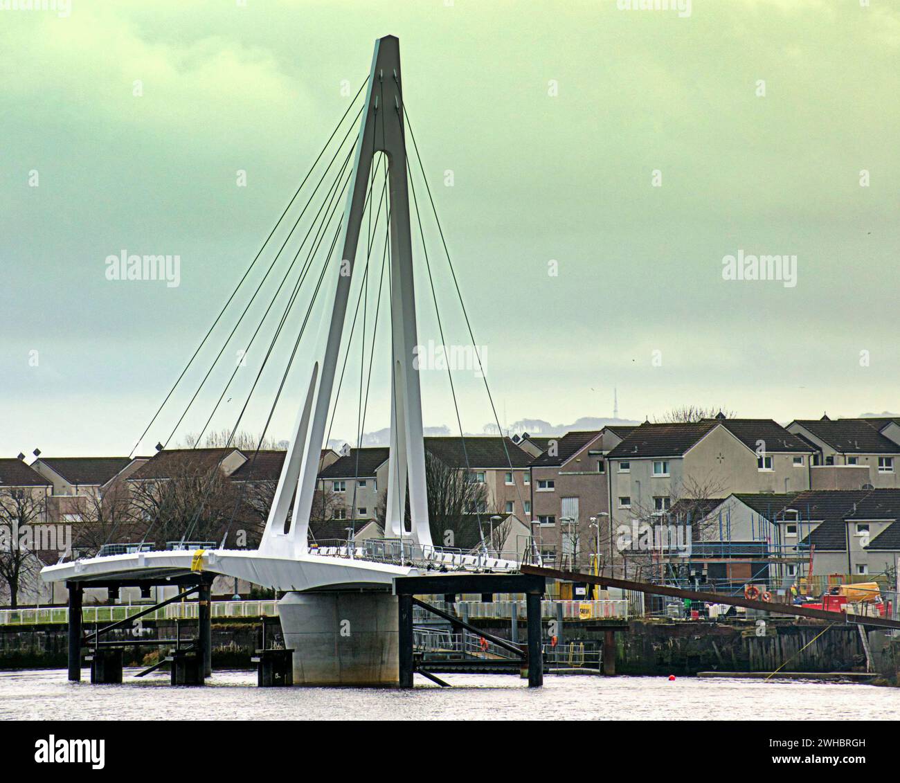 Glasgow, Scozia, Regno Unito. 9 febbraio 2024. Il progetto del ponte Govan-Partick include la costruzione di un nuovo ponte pedonale/ciclabile sul fiume Clyde Cloudy e Dancing WAVE il murale più lungo della città celebra il patrimonio del fiume clyde e corre lungo la sua riva illustrando i suoi siti e la storia dove il nuovo ponte per govan e' in costruzione accanto al museo e alla nave clipper glenlee, mentre la piu' recente nave da guerra della marina hms glasgow e' in costruzione sull'altra sponda dalla bae systems. Credit Gerard Ferry/Alamy Live News Foto Stock