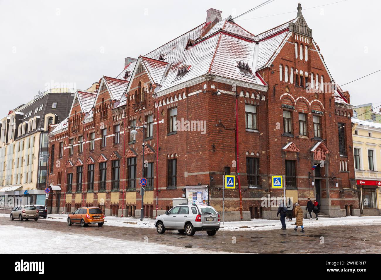 Vyborg, Russia - 18 febbraio 2023: Vista sulla strada con vecchia casa residenziale in mattoni rossi Foto Stock