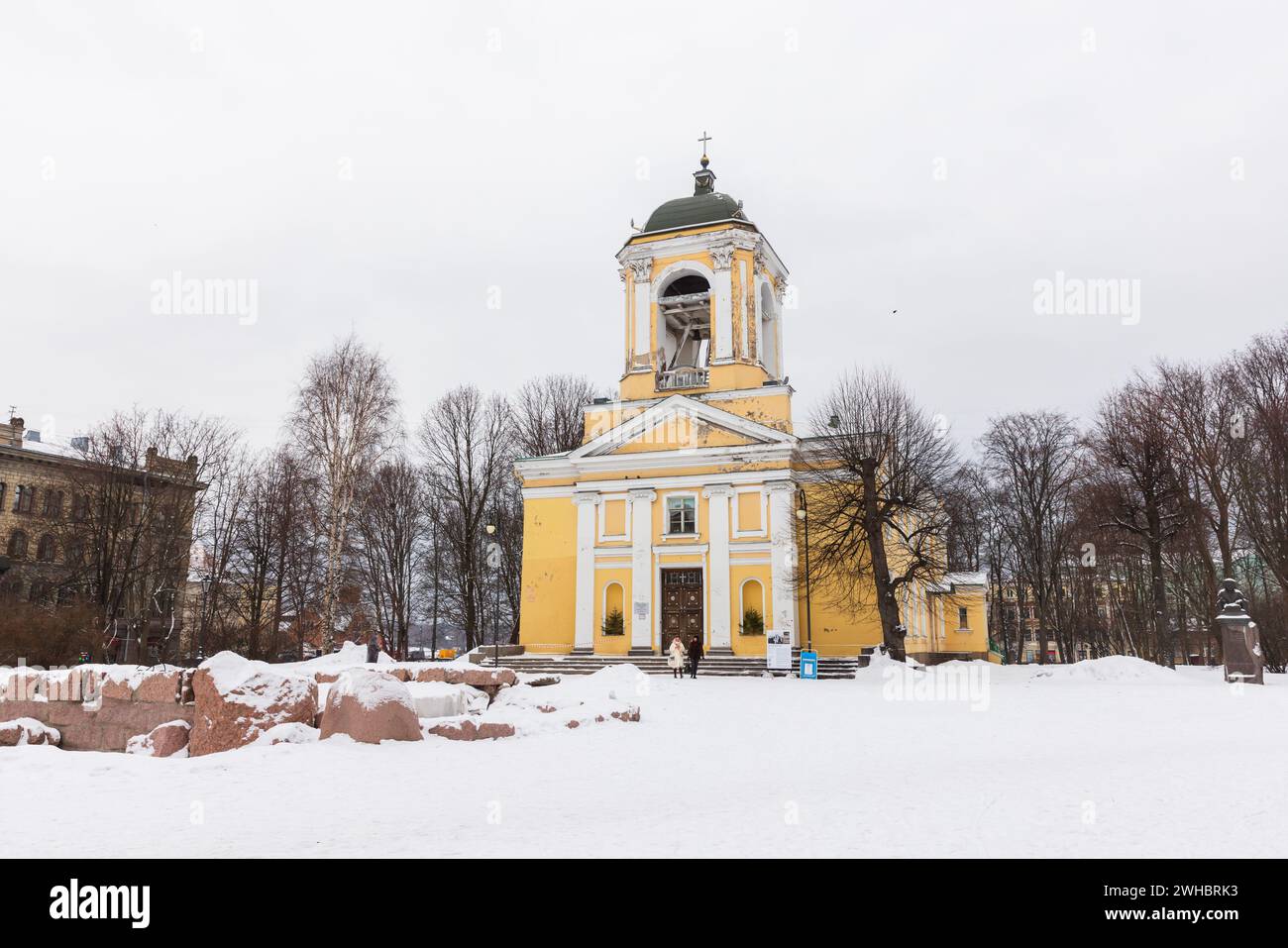 Vyborg, Russia - 18 febbraio 2023: Chiesa dei Santi Pietro e Paolo. I visitatori sono di fronte all'ingresso Foto Stock