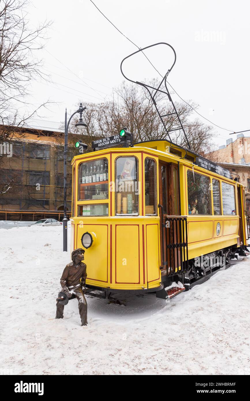 Vyborg, Russia - 18 febbraio 2023: Caffetteria con tram giallo d'epoca e scultura per ragazzi Foto Stock