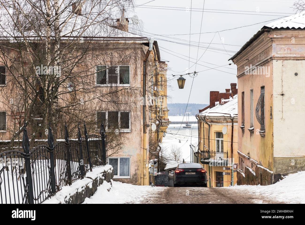 Vyborg, Russia - 18 febbraio 2023: Vista sulla strada con vecchie case residenziali in un giorno d'inverno Foto Stock