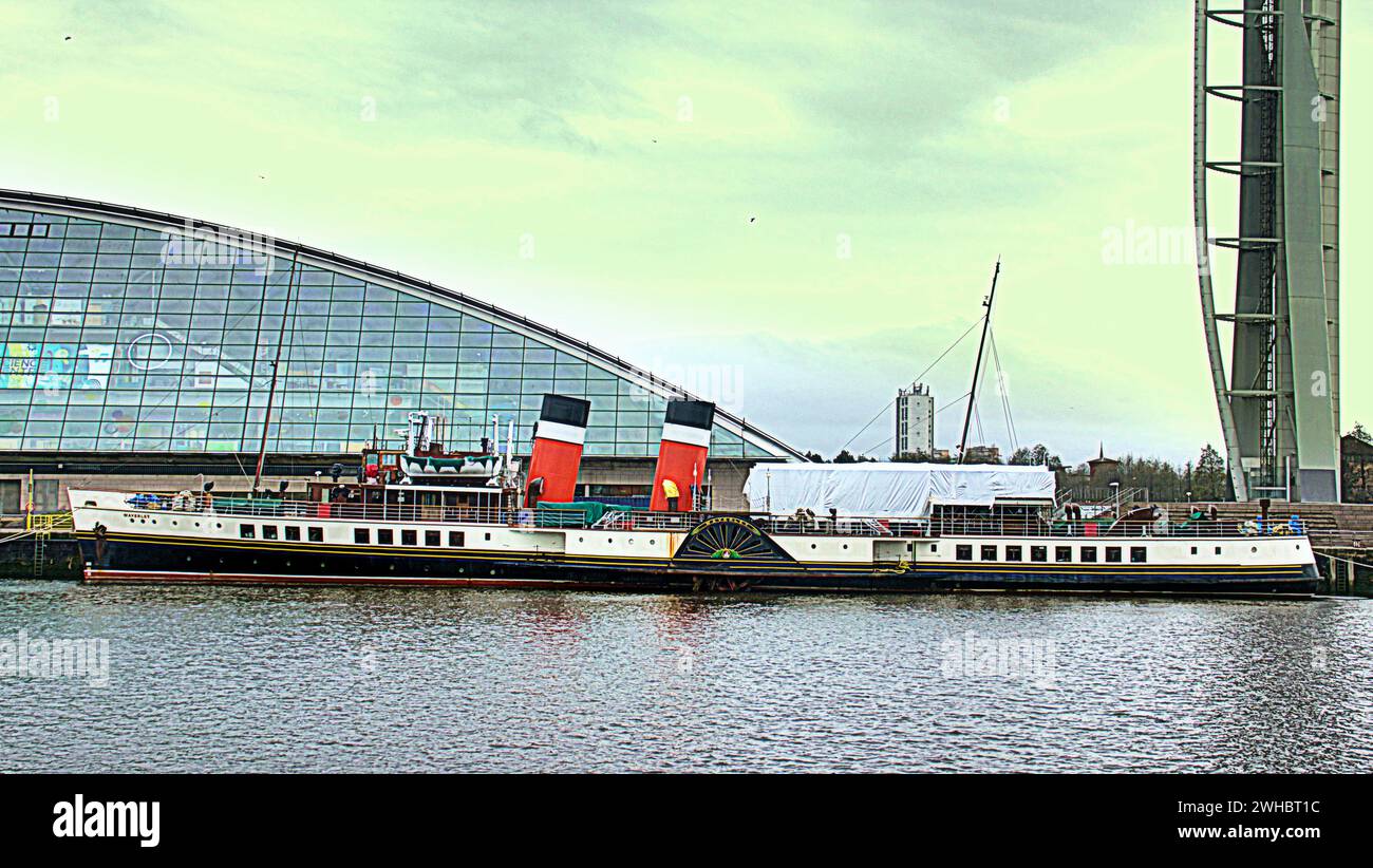 Glasgow, Scozia, Regno Unito. 9 febbraio 2024. Il lungofiume nuvoloso e l'onda danzante il murale più lungo della città celebra il patrimonio del fiume clyde e corre lungo la sua riva illustrando i suoi siti e la storia dove il piroscafo a pale waverley è ormeggiato accanto al centro scientifico. Credit Gerard Ferry/Alamy Live News Foto Stock