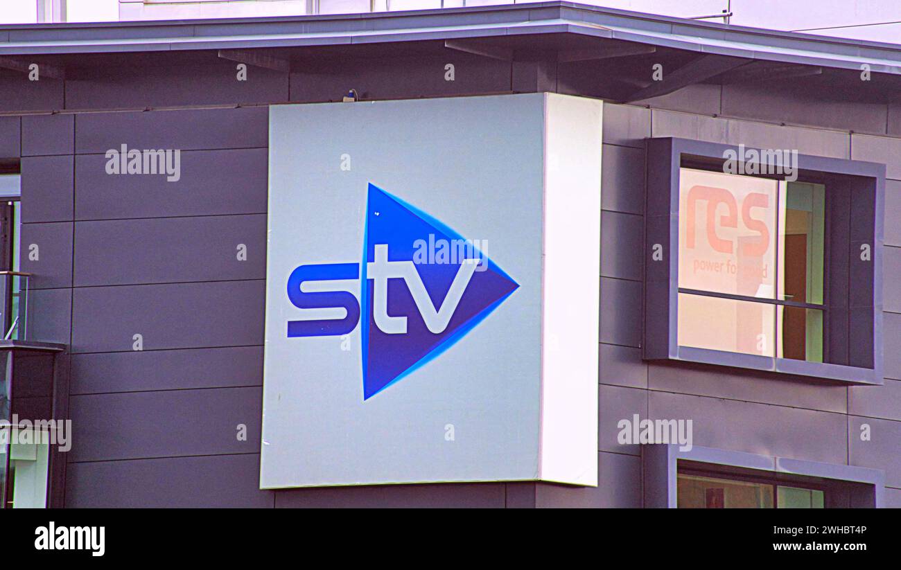 Glasgow, Scozia, Regno Unito. 9 febbraio 2024. Il lungofiume nuvoloso e l'onda danzante il murale più lungo della città celebra il patrimonio del fiume clyde e corre lungo la sua riva illustrando i suoi siti e la sua storia, mentre il quartier generale dell'estv si trova giù dagli uffici della bbc. Credit Gerard Ferry/Alamy Live News Foto Stock