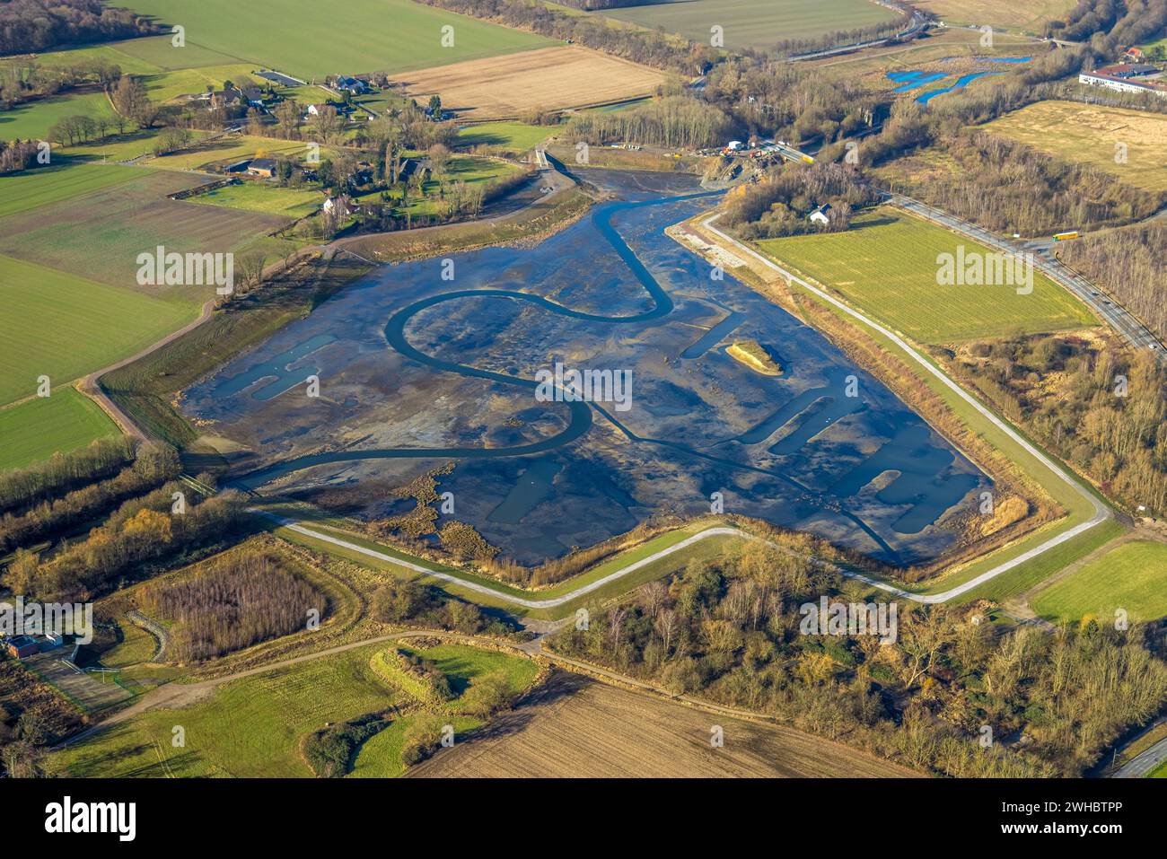 Luftbild, Hochwasser-Regenrückhaltebecken Ellinghausen mit Fluss Emscher, Deusen, Dortmund, Ruhrgebiet, Nordrhein-Westfalen, Deutschland ACHTUNGxMINDESTHONORARx60xEURO *** Vista aerea, bacino di conservazione delle inondazioni di Ellinghausen con i fiumi Emscher, Deusen, Dortmund, zona della Ruhr, Renania settentrionale-Vestfalia, Germania ATTENTIONxMINDESTHONORARx60xEURO Foto Stock