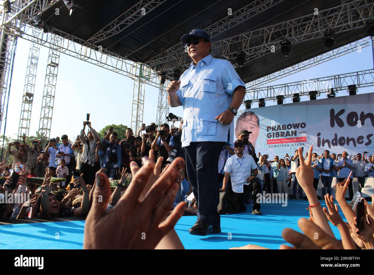 Candidato presidenziale, Prabowo Subianto, ha fatto campagna allo stadio Baharuddin Siregar in vista delle elezioni presidenziali indonesiane del 2024. Foto Stock