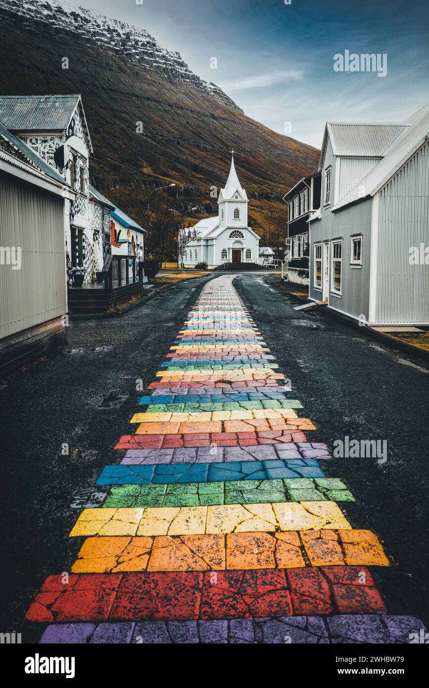 Rainbow Road a Seyðisfjörður, Islanda Foto Stock