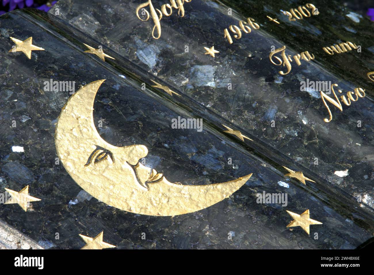 Lapide con luna crescente, cimitero, Lussemburgo, Europa Foto Stock