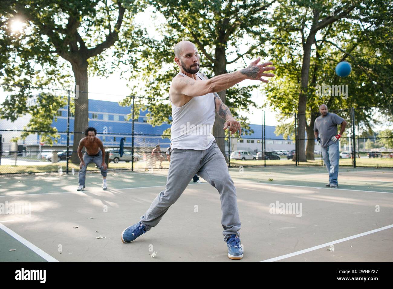 Un gruppo di uomini gioca a American Handball o a Wallball a Worcester, Massachusetts, USA. Foto Stock Un gruppo di uomini gioca a American Handball o a Wallball a Worcester, Massachusetts, USA. Foto Stock