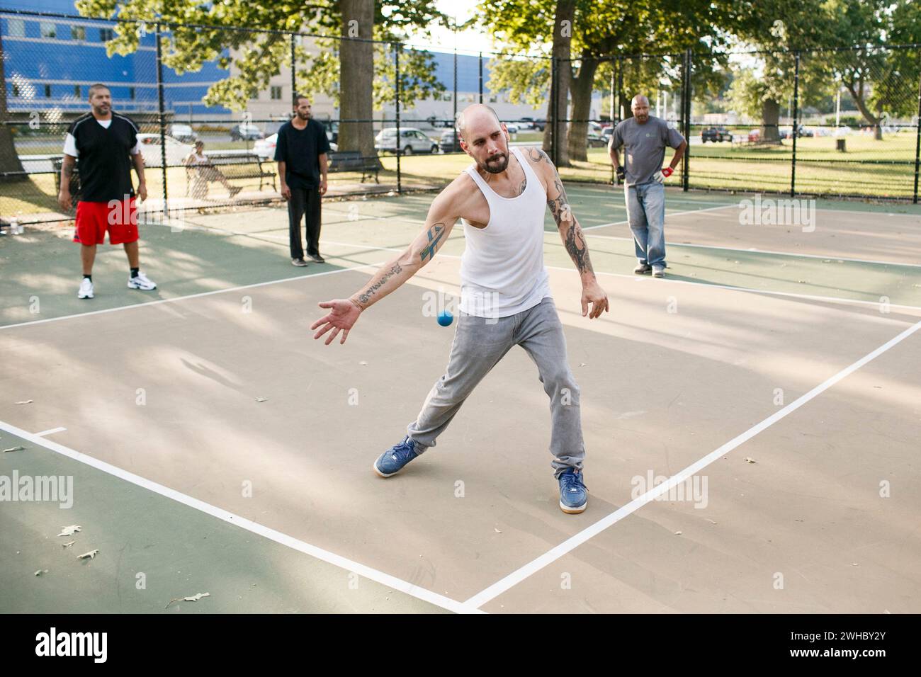 Un gruppo di uomini gioca a American Handball o a Wallball a Worcester, Massachusetts, USA. Foto Stock Un gruppo di uomini gioca a American Handball o a Wallball a Worcester, Massachusetts, USA. Foto Stock