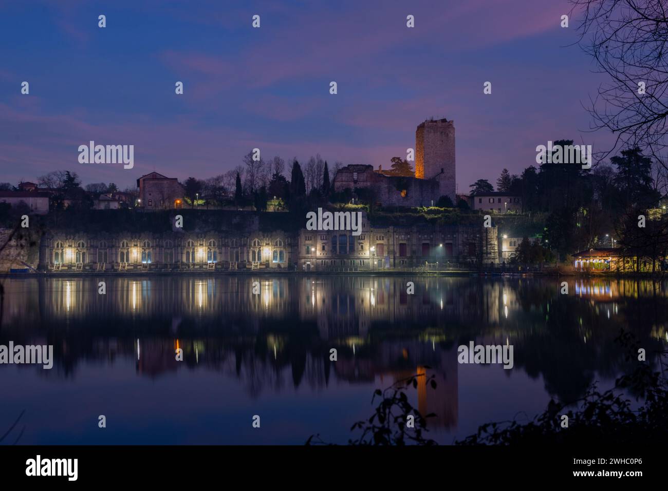 Centrale idroelettrica di Trezzo sull'Adda illuminata di notte Foto Stock