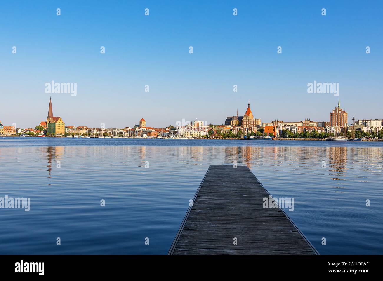 Vista sul fiume Warnow fino alla città anseatica di Rostock. Foto Stock