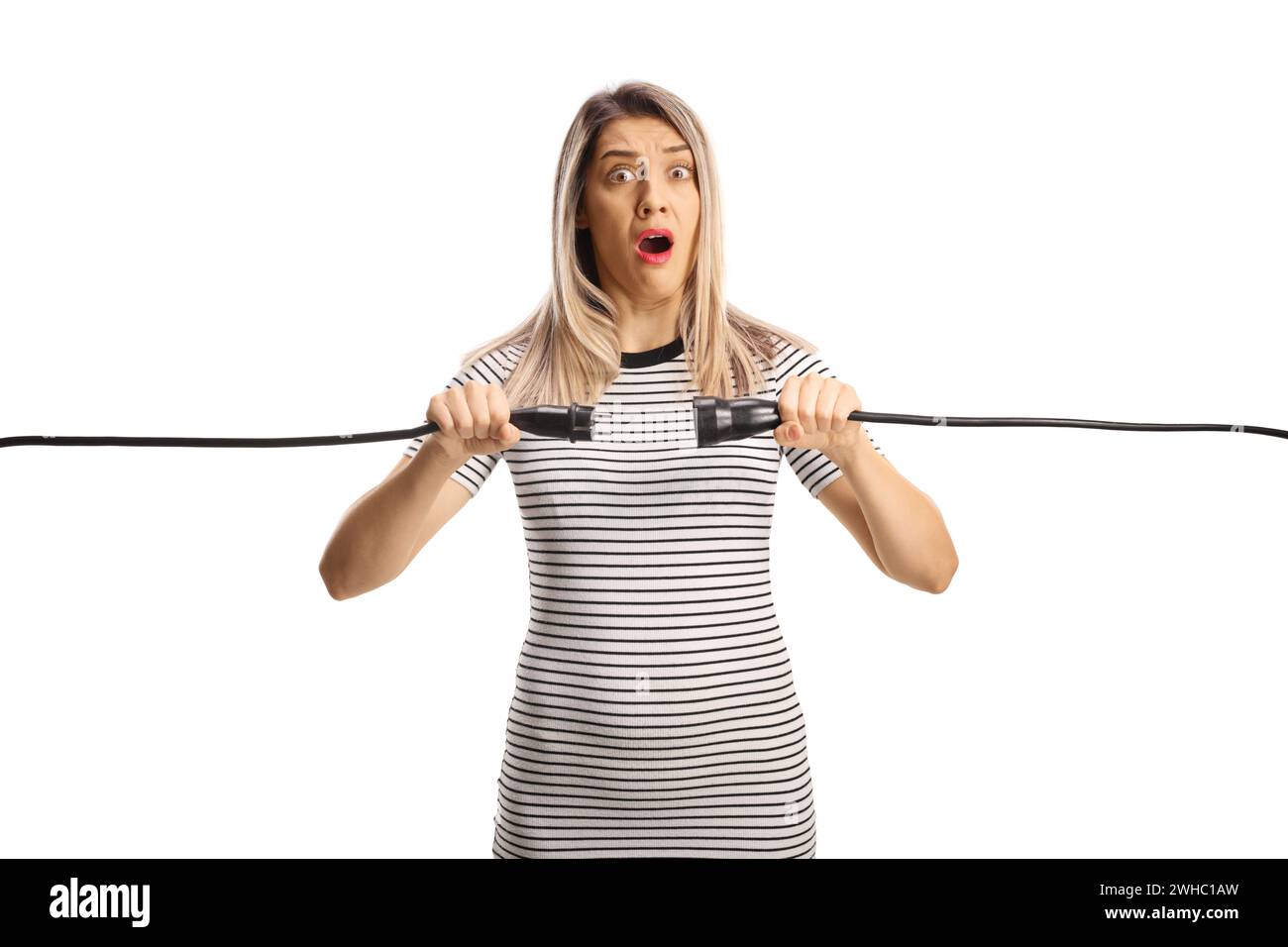 Una giovane donna scossa che collega cavi isolati su sfondo bianco Foto Stock