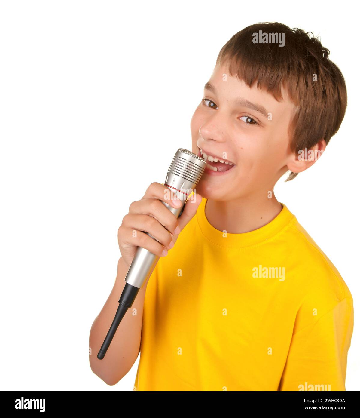 Ragazzo che canta nel microfono isolato Foto Stock