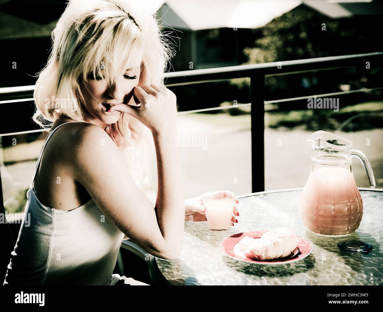 Giovane donna con prima colazione Foto Stock