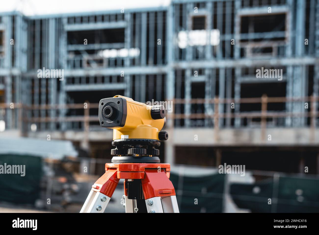 Livellamento automatico su un treppiede in cantiere Foto Stock