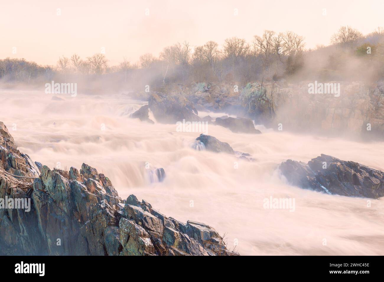 Vista delle grandi cascate del fiume Potomac in una nebbiosa mattina invernale. Parco nazionale di Great Falls. Virginia. STATI UNITI Foto Stock