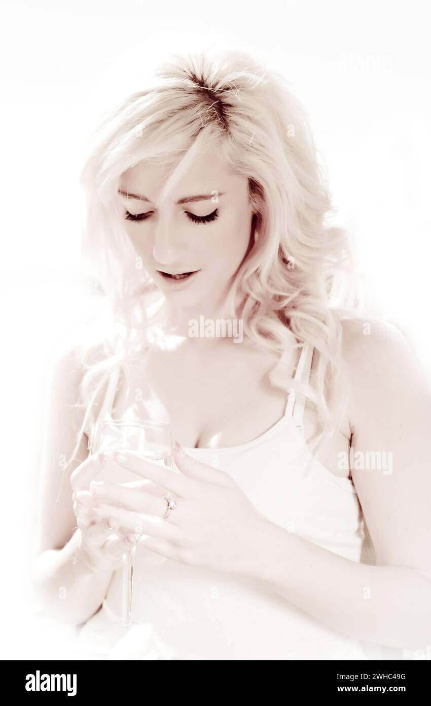 Donna chiave con vino Foto Stock