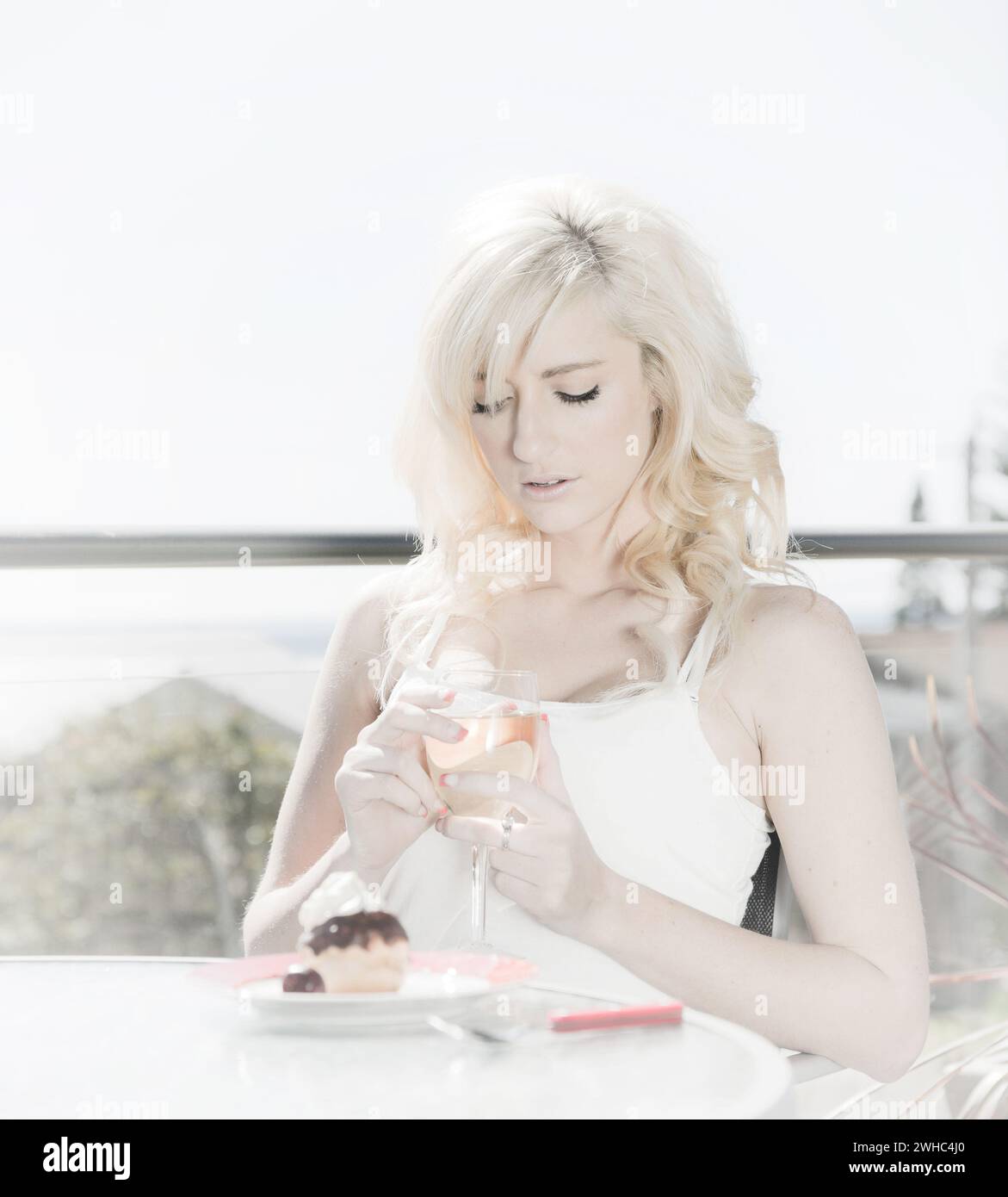 Vino e dessert da donna chiave Foto Stock