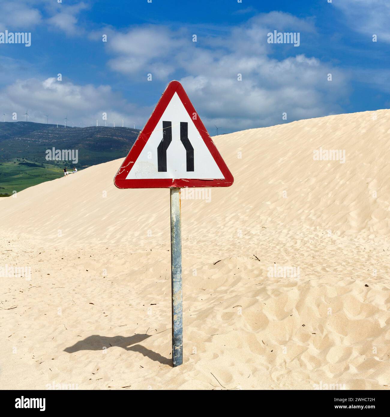 Duna in movimento con segnaletica stradale, corsia ristretta di attenzione, corsia ristretta, duna, costa vicino a Valdevaqueros, Tarifa, Costa de la Luz, Spagna Foto Stock