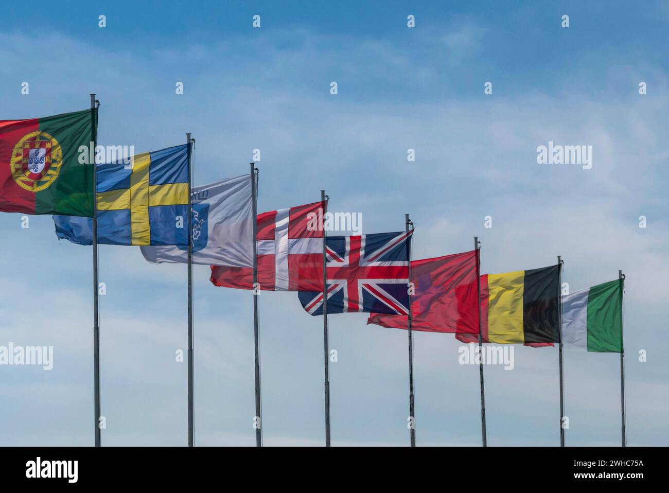 Bandiere di paese europee sollevate, Sirmione, Lago di Garda, Italia Foto Stock