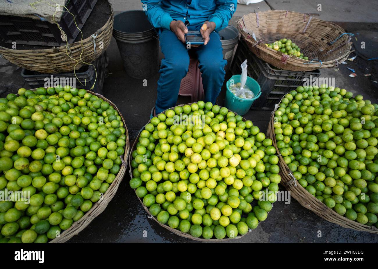 Venditore di limoni in un mercato, prima della presentazione del bilancio provvisorio 2024 da parte del ministro delle finanze dell'Unione Nirmala Sitharaman, a Guwahati Foto Stock