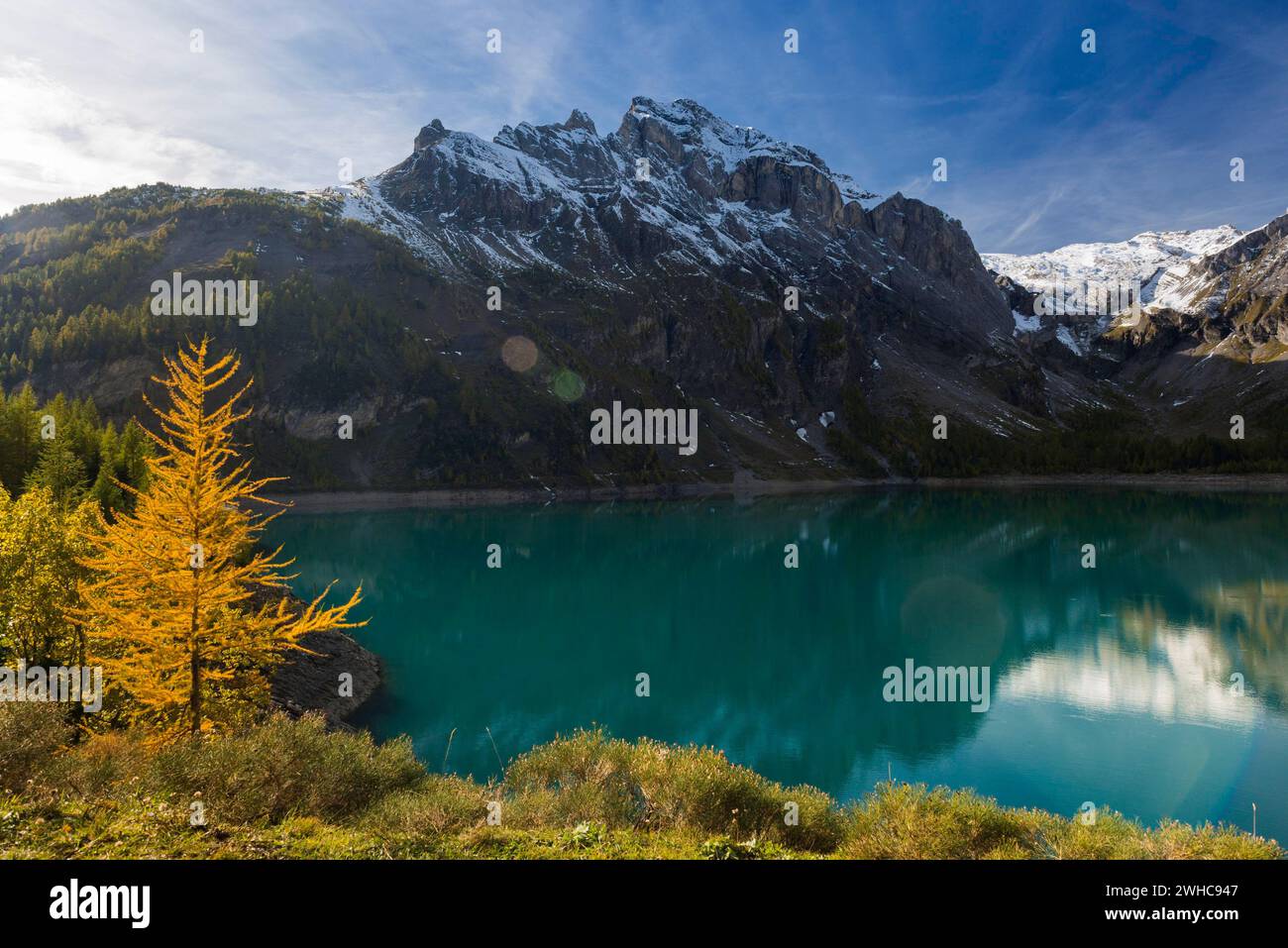 Lago artificiale di Lac Tseuzier, lago, lago di montagna, paesaggio, autunnale, estate, montagne, lago di montagna, riflessione, viaggio, turismo, vacanza escursionistica Foto Stock