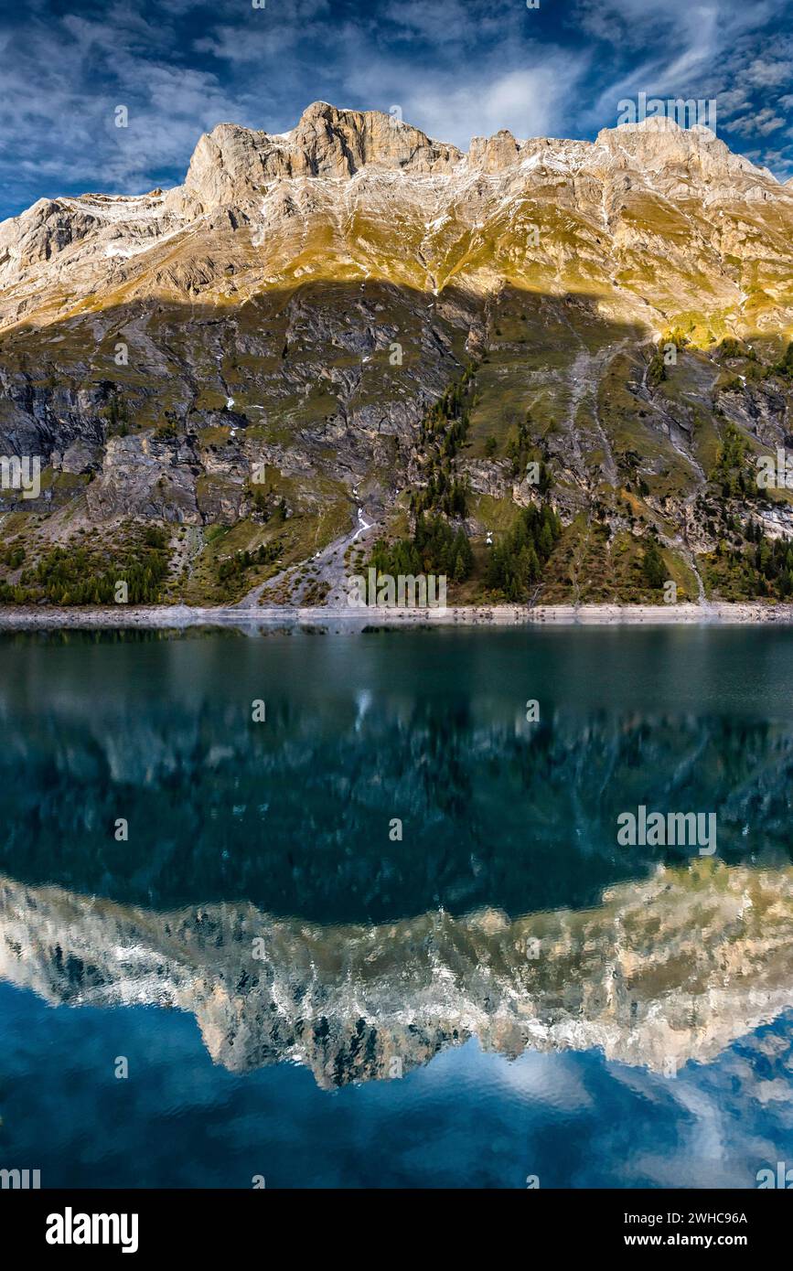 Lago artificiale di Lac Tseuzier, lago, lago di montagna, paesaggio, autunnale, estate, montagne, lago di montagna, riflessi d'acqua, riflessi, viaggiare Foto Stock